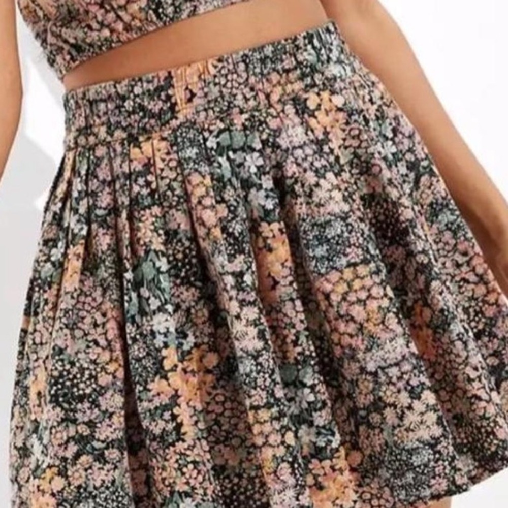 American Eagle Adorable Floral Stretchy Waist‎ Pleated Mini Skirt
